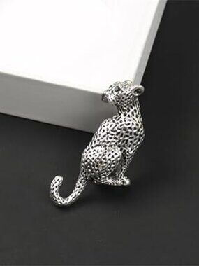 Vintage Look Leopard Brooch Pin Cheetah Panther Cougar Silver Tone - NEW !!